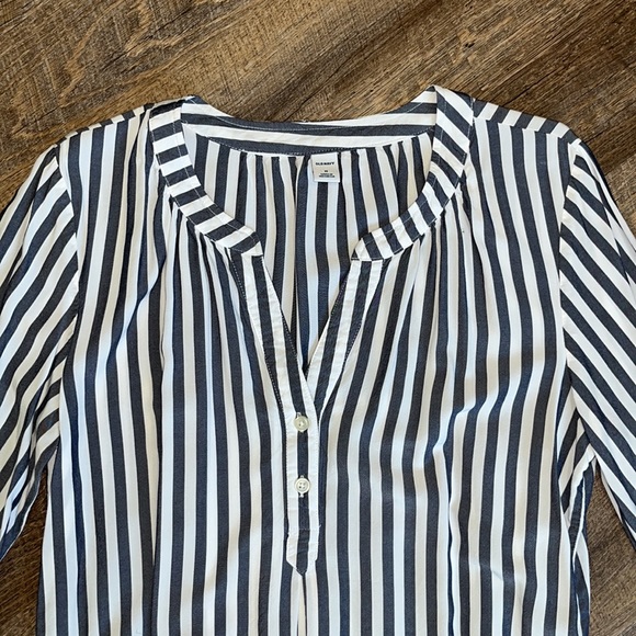 Old Navy Gray/White Striped Blouse Size M - Picture 2 of 4